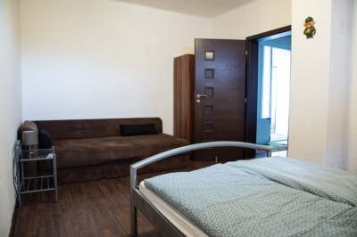 Spálňa s manželskou posteľou a 1-lôžkovou posteľou, Chalupa Slniečko Dolný Ohaj, Dolný Ohaj