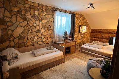 Spálňa s manželskou a 1-lôžkovou posteľou, Chata pod Starou Horou, Trstená