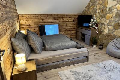 Spálňa s manželskou posteľou a LCD TV, Chata pod Starou Horou, Trstená
