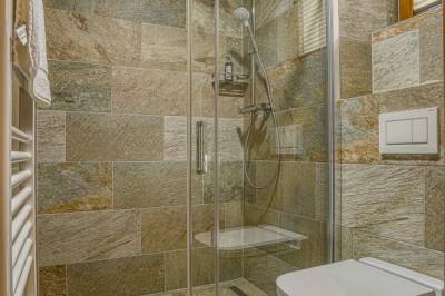 Kúpeľňa so sprchovacím kútom a toaletou, Apartmán Jelení Grúň - Chalet Jasná, Demänovská Dolina