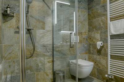 Kúpeľňa so sprchovacím kútom a toaletou, Apartmán Jelení Grúň - Chalet Jasná, Demänovská Dolina