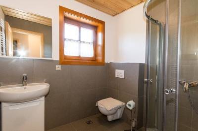 Kúpeľňa so sprchovacím kútom a toaletou, Chata Šuštiak, Terchová