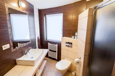 Kúpeľňa so sprchovacím kútom toaletou, Chata u Kojdovcov, Oravská Lesná