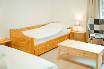 Spálňa s manželskou a 1-lôžkovou posteľou, Chata Bučky, Svrčinovec