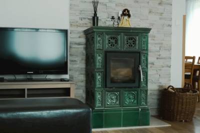 Obývačka s LCD TV a kachľami, Chata Bučky, Svrčinovec