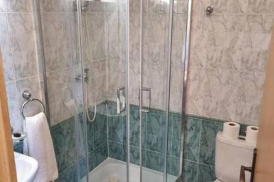 Chata Anna – kúpeľňa so sprchovacím kútom a toaletou, Chaty Anna &amp; Aneta, Námestovo