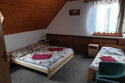 Chata Aneta – spálňa s manželskou posteľou a 1-lôžkovou posteľou, Chaty Anna &amp; Aneta, Námestovo
