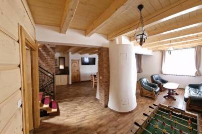 Chata Aneta – obývačka s krbom, gaučom a jedálenským sedením, Chaty Anna &amp; Aneta, Námestovo