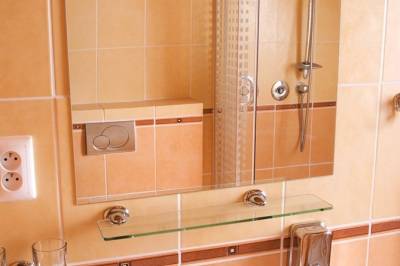Kúpeľňa so sprchovacím kútom a toaletou, Chata Kamilka, Oščadnica