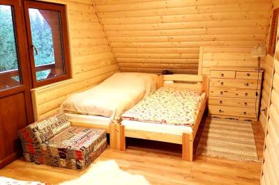 Spálňa s manželskou posteľou a dvomi 1-lôžkovými posteľami, Chata Balko, Vitanová