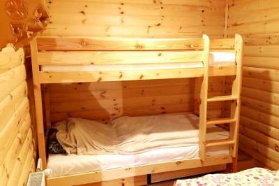 Spálňa s manželskou posteľou a poschodovou posteľou, Chata Balko, Vitanová