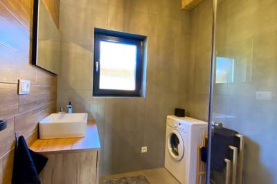 Kúpeľňa so sprchovacím kútom a práčkou, Chaty Elizabeth Orava, Oravský Podzámok