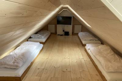 Podkrovná spálňa s 1-lôžkovými posteľami a LCD TV, Chata Alexia Oravice, Vitanová