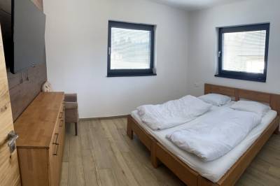 Spálňa s manželskou posteľou a LCD TV, Chata Alexia Oravice, Vitanová
