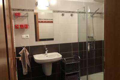 Rodinný apartmán – kúpeľňa so sprchovacím kútom, Chata BAJANA, Demänovská Dolina