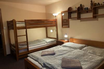 Rodinný apartmán – spálňa s manželskou posteľou, poschodovou posteľou a prístelkou, Chata BAJANA, Demänovská Dolina