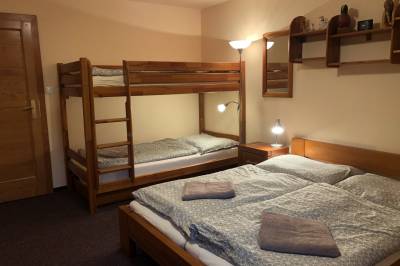 Rodinný apartmán – spálňa s manželskou posteľou, poschodovou posteľou a prístelkou, Chata BAJANA, Demänovská Dolina