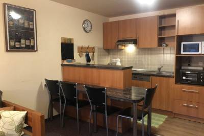 Rodinný apartmán – kuchyňa s jedálenským sedením, Chata BAJANA, Demänovská Dolina
