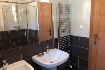 Štvorizbový apartmán – kúpeľňa so sprchovacím kútom a toaletou, Chata BAJANA, Demänovská Dolina