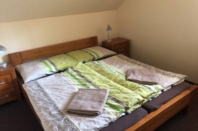Štvorizbový apartmán – spálňa s manželskou posteľou, Chata BAJANA, Demänovská Dolina