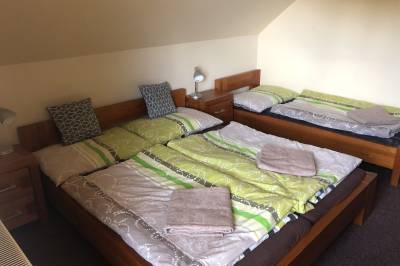 Štvorizbový apartmán – spálňa s manželskou posteľou a 1-lôžkovou posteľou, Chata BAJANA, Demänovská Dolina