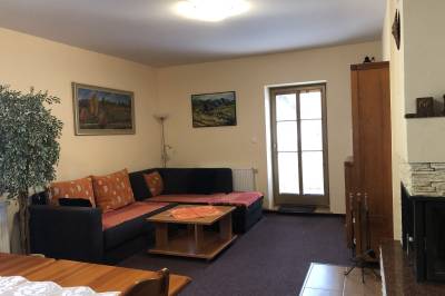 Štvorizbový apartmán – spoločenská miestnosť s krbom a gaučom, Chata BAJANA, Demänovská Dolina