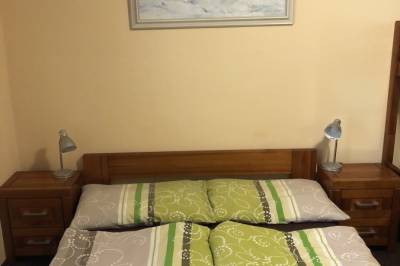 Štvorizbový apartmán – spálňa s manželskou posteľou a poschodovou posteľou, Chata BAJANA, Demänovská Dolina