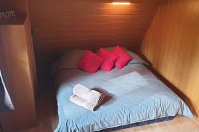Spálňa s manželskou posteľou a pohovkou, Chata Veverica, Dolná Lehota