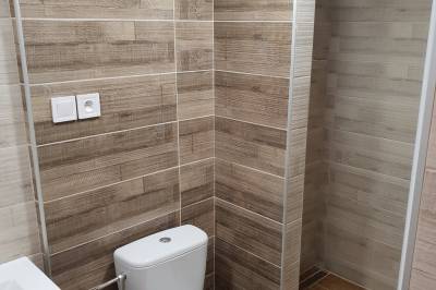 Kúpeľňa so sprchovacím kútom, vaňou a toaletou, Chata Veverica, Dolná Lehota