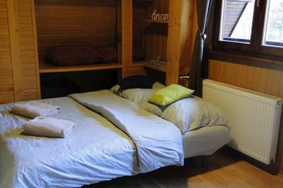 Spálňa s manželskou posteľou a pohovkou, Chata Veverica, Dolná Lehota