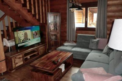 Obývačka s gaučom a LCD TV, Zrub Laura, Bystrá