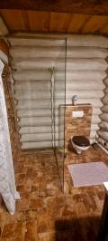 Kúpeľňa so sprchovacím kútom a toaletou, Zrub Laura, Bystrá