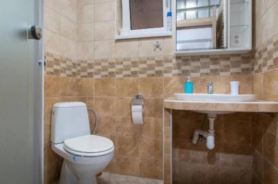 Kúpeľňa so sprchovacím kútom a toaletou, Holes Holiday Home, Svit