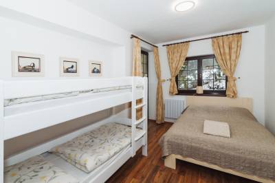 Apartmán Helena 3 - spálňa s poschodovou a 1-lôžkovou posteľou, Apartmány pri jazere Hrabovo, Ružomberok