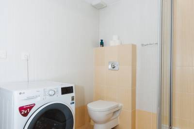 Apartmán Helena 3 - kúpeľňa so sprchovacím kútom, práčkou a toaletou, Apartmány Hrabovo - Vila Helena, Ružomberok