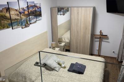 Apartmán Helena 15 - spálňa s manželskou posteľou, Apartmány pri jazere Hrabovo, Ružomberok
