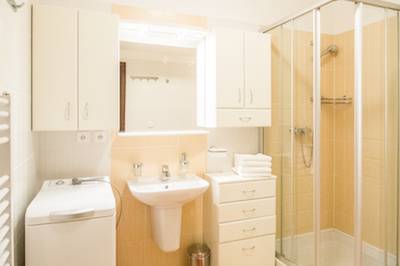 Apartmán Olympia 3 - kúpeľňa so sprchovacím kútom a práčkou, Apartmány pri jazere Hrabovo, Ružomberok