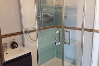 Kúpeľňa so sprchovacím kútom, TopSenec - Lakeside Home, Senec