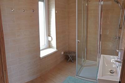 Kúpeľňa so sprchovacím kútom, TopSenec - Lakeside Home, Senec