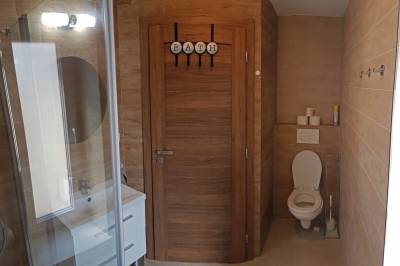 Kúpeľňa so sprchovacím kútom a toaletou, TopSenec - Lakeside Home, Senec