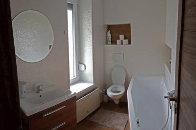 Kúpeľňa s vaňou a toaletou, TopSenec - Lakeside Home, Senec