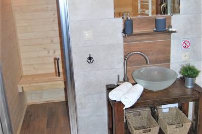 Kúpeľňa so sprchovacím kútom, toaletou a saunou, Chata Marta, Oščadnica