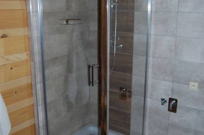 Kúpeľňa so sprchovacím kútom, toaletou a saunou, Chata Marta, Oščadnica