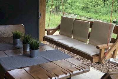 Sedenie a záhradná hojdačka na terase v exteriéri ubytovania, Chata Helena, Oščadnica