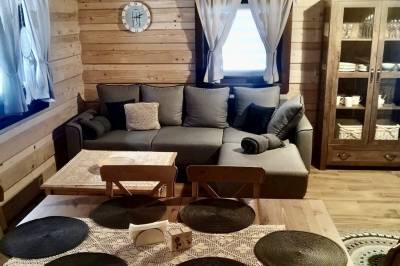 Obývačka s gaučom a jedálenským sedením, Chata Snežienka, Oščadnica