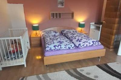 Spálňa s manželskou posteľou a detskou postieľkou, Apartmán Kristínka, Lendak