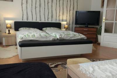 Spálňa s manželskou posteľou a TV, Apartmán Kristínka, Lendak