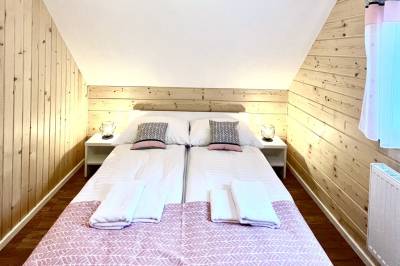 Spálňa s manželskou posteľou, Chalupa Tri Koruny, Jezersko