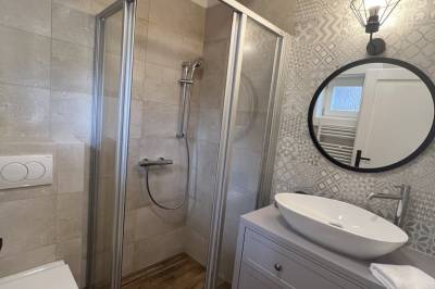 Kúpeľňa so sprchovacím kútom a toaletou, Chalupa Tri Koruny, Jezersko