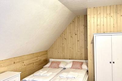 Spálňa s manželskou posteľou, Chalupa Tri Koruny, Jezersko
